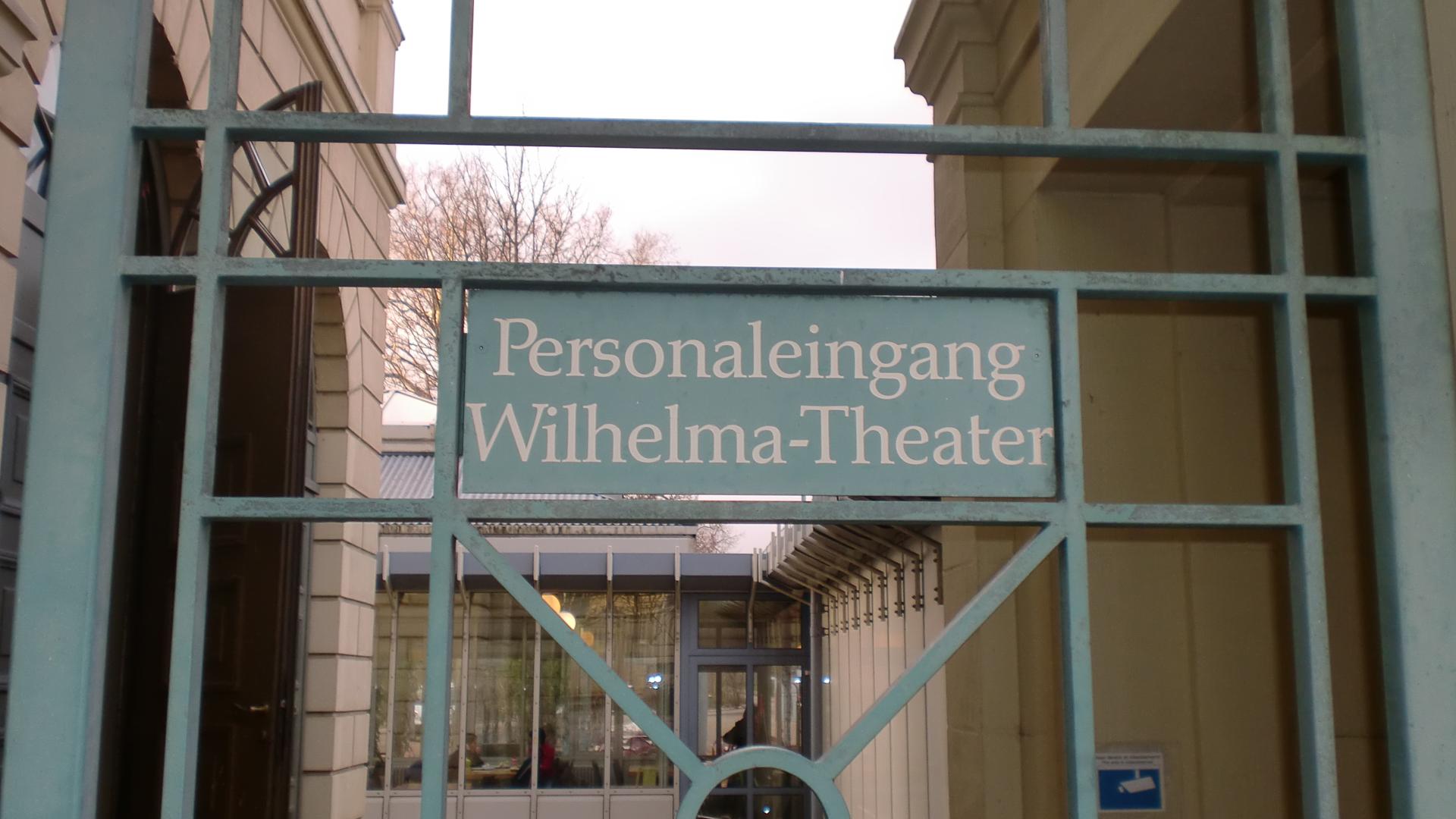 Gittertor mit der Aufschrift "Personaleingang Wilhelma Theater"