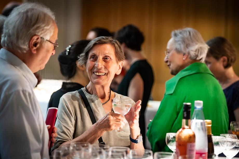 Harald Gall mit einer Besucherin beim Empfang im Anschluss des Jubiläumskonzertes 70 Jahre Gesellschaft der Freunde