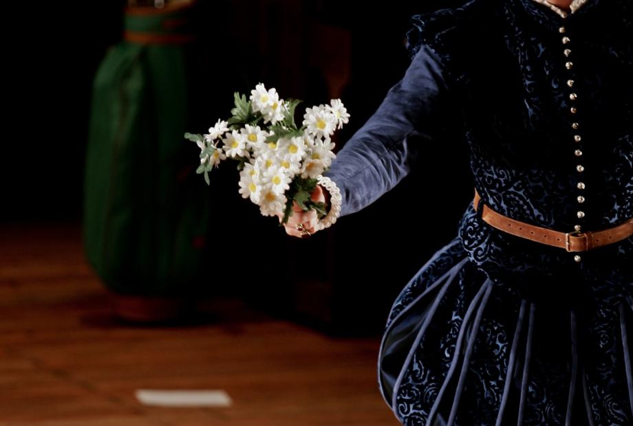 Eine Hand hält einen Blumenstrauß mit weißen Blumen