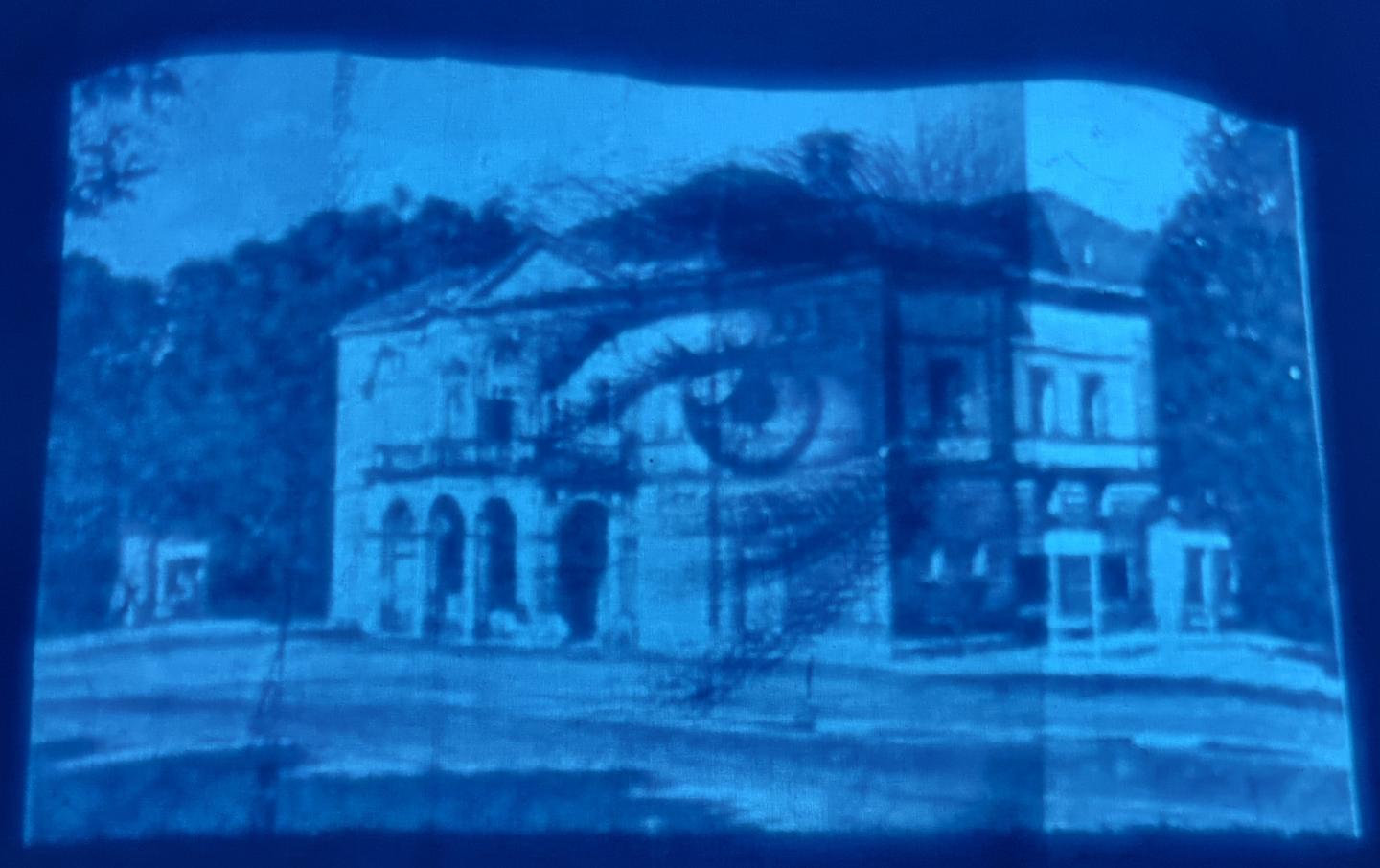 Das Wilhelma Theater in Blautönen, ein Auge sitzt in der Mitte des Bildes